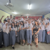 Coach Priska Sahanaya Mengajarkan Trik Public Speaking Persuasif di SMK Bina Karya