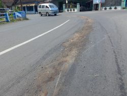 Tumpahan Solar di Tikungan Jalan Grujugan Lor Bondowoso Makan Korban, 1 Keluarga Terjatuh