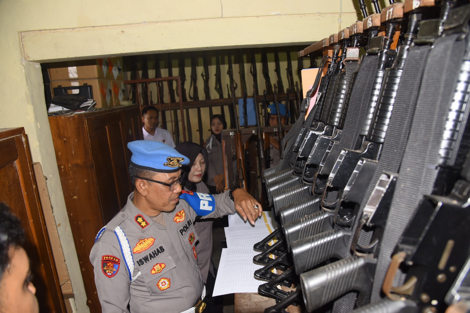 Senjata Api Polisi Disisir! Bidpropam Polda Jatim Temukan Fakta Ini di Bondowoso